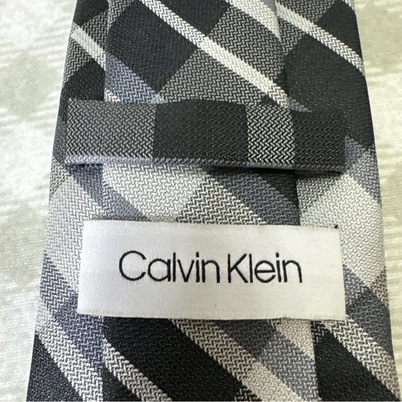 Calvin Klein Men's Neck Tie Grey Plaid Polyester - Picture 2 of 6